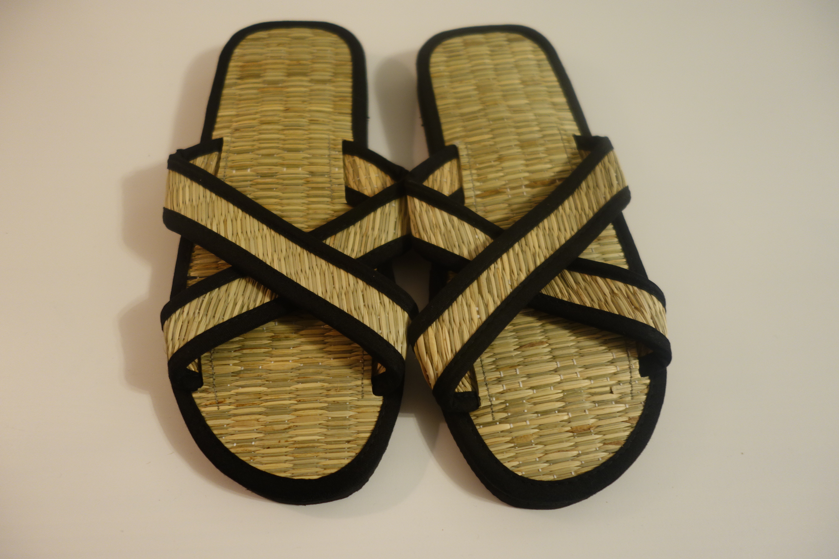 Zimtlatschen Kreuzriemchen hell mit schwarzer Einfassung