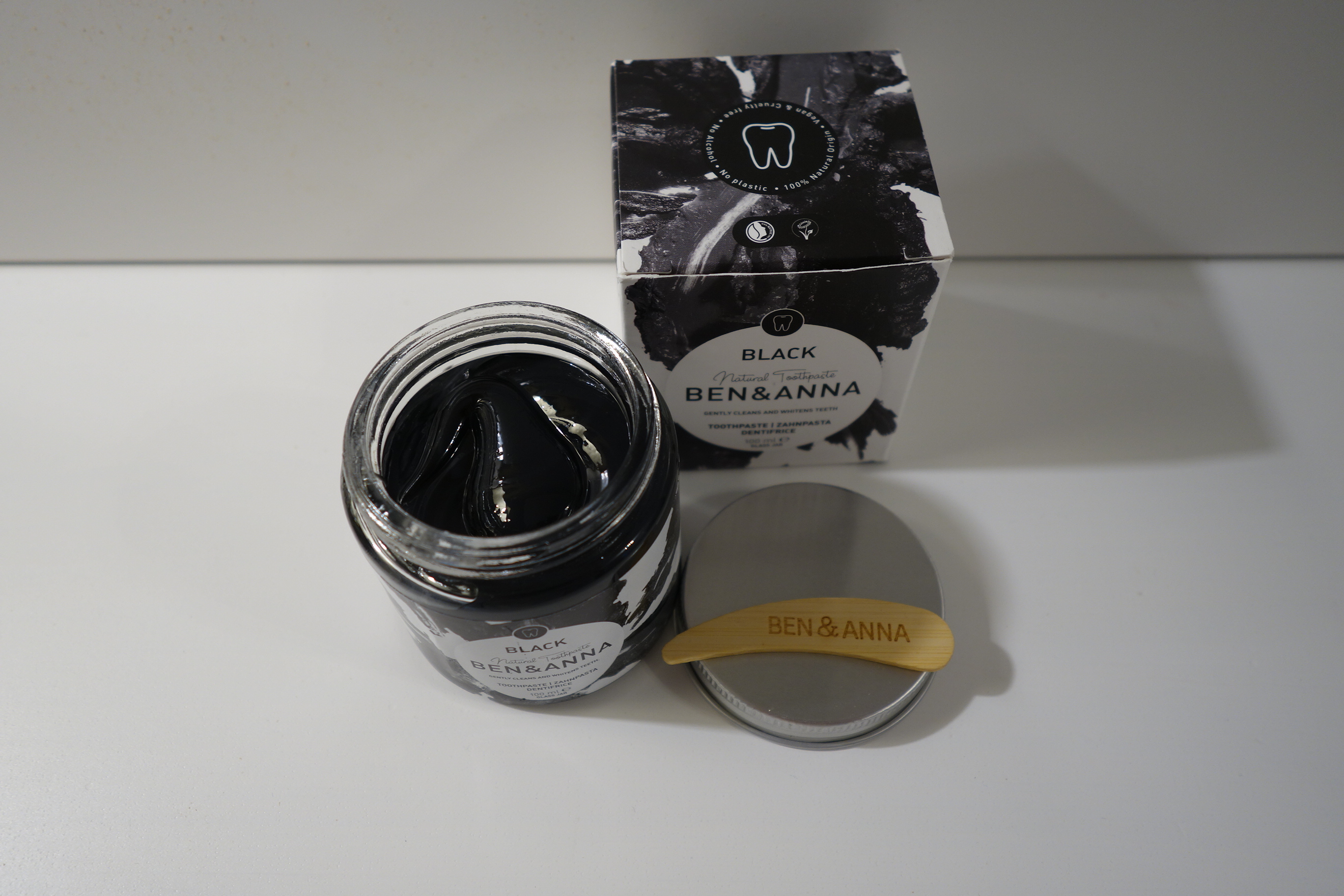 Zahnpasta im Glas mit Aktivkohle