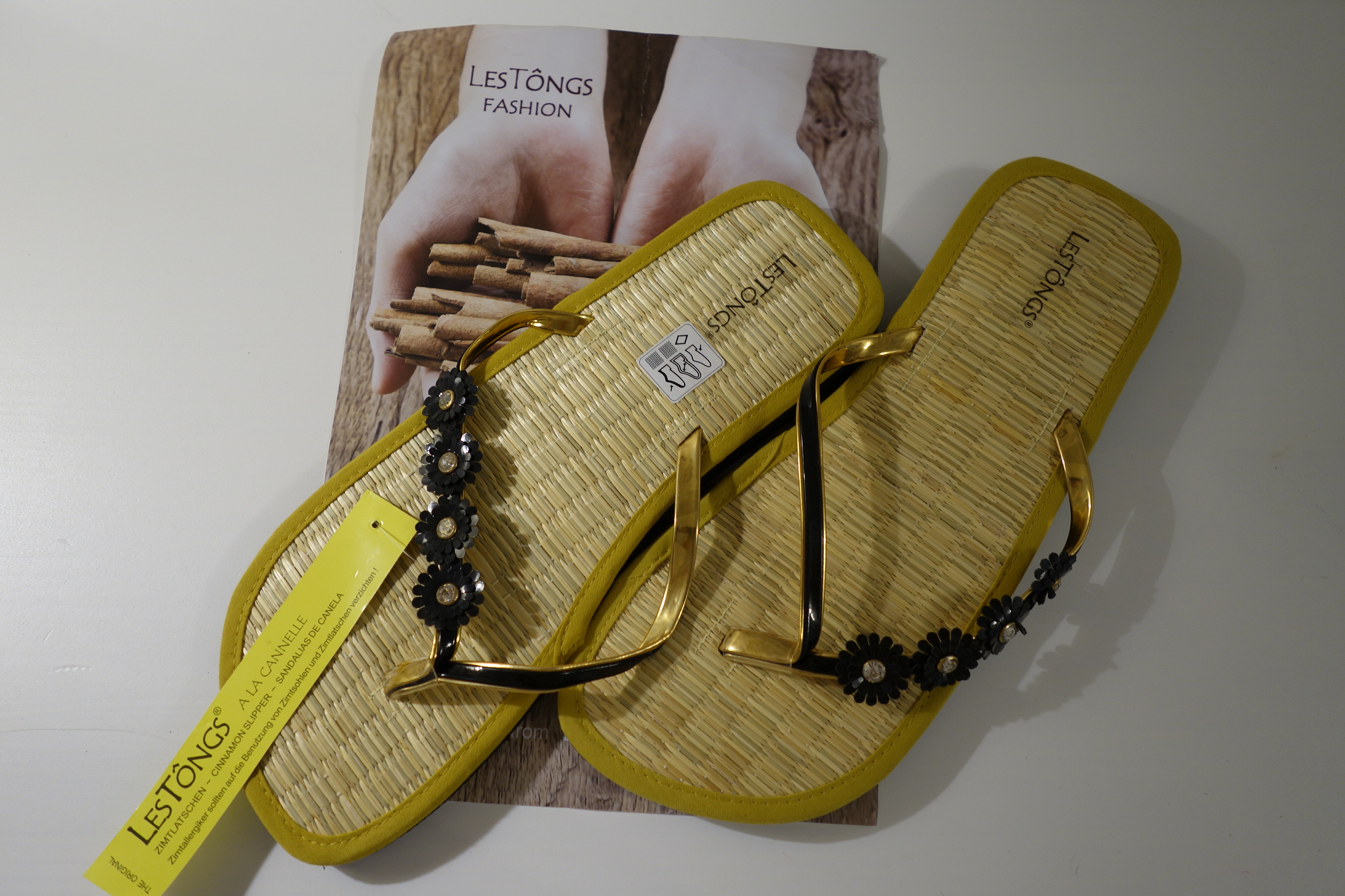 Zimtlatschen Schwarz  Goldfarben mit Blumen Les TÓNGS