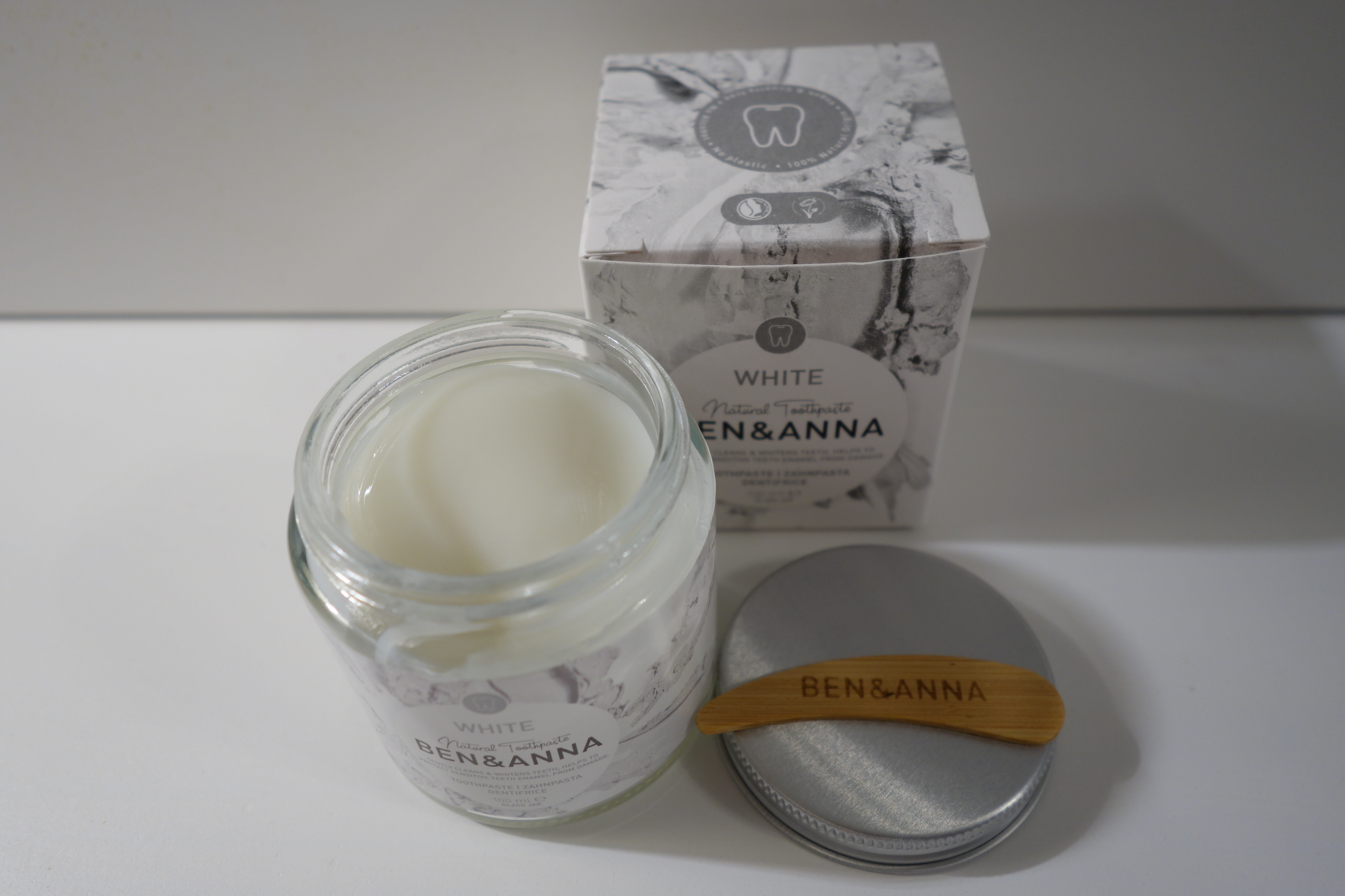 aufhellende Zahnpasta im Glas mit Minzöl & Salbei Extrakt