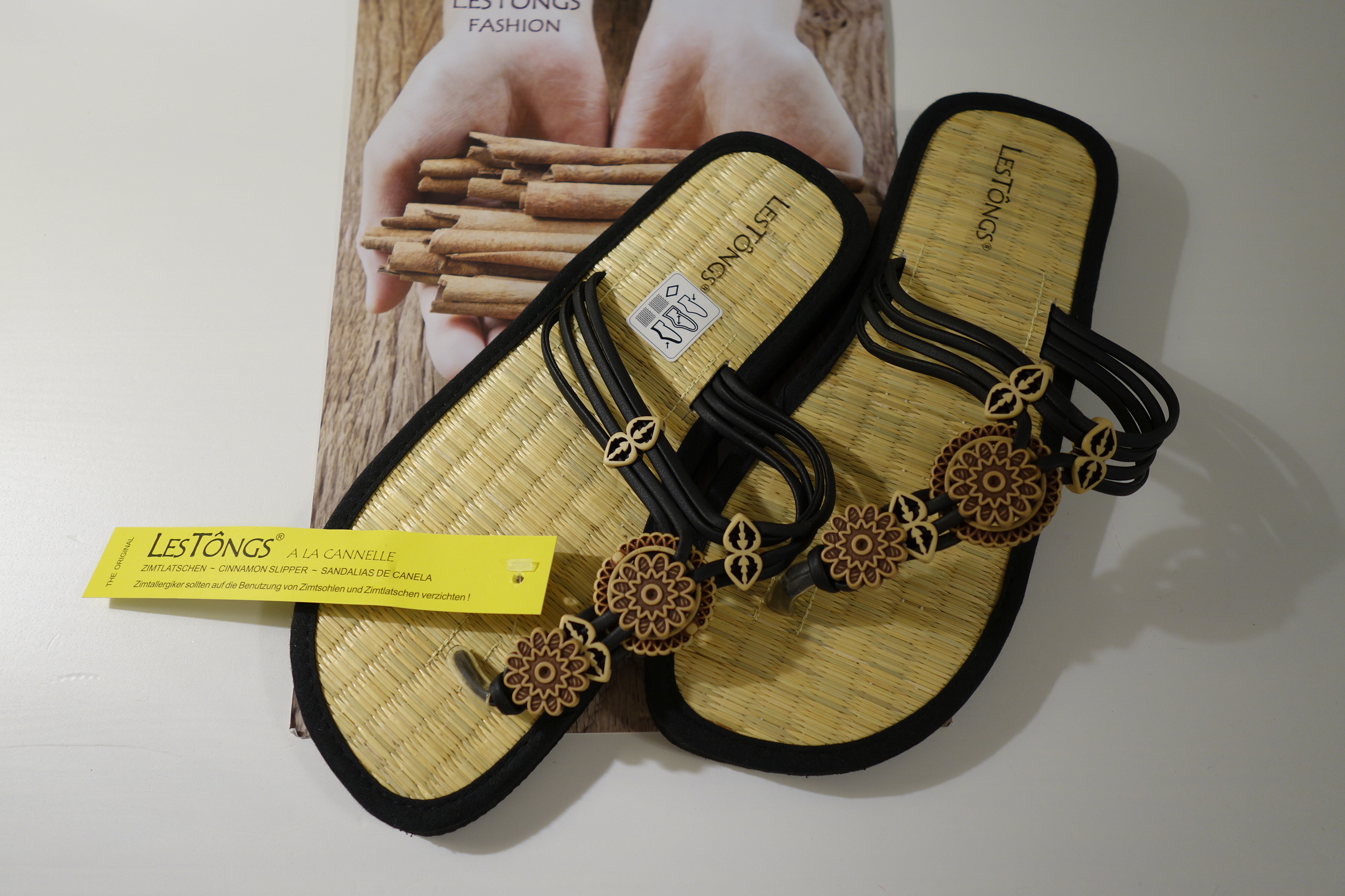 Zimtlatschen Schwarz mit Blumenornamenten Les TÓNGS